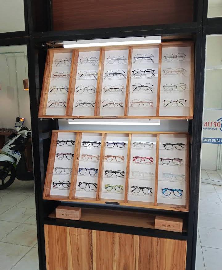 Optik B. Riski Natar
